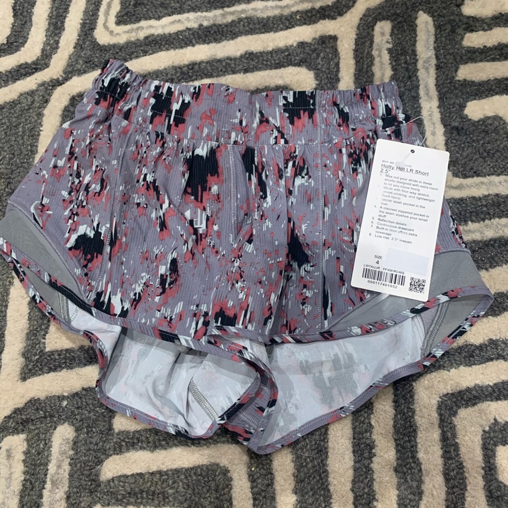 Lululemon Hotty Hot Short 2.5” - Picture 4 of 6